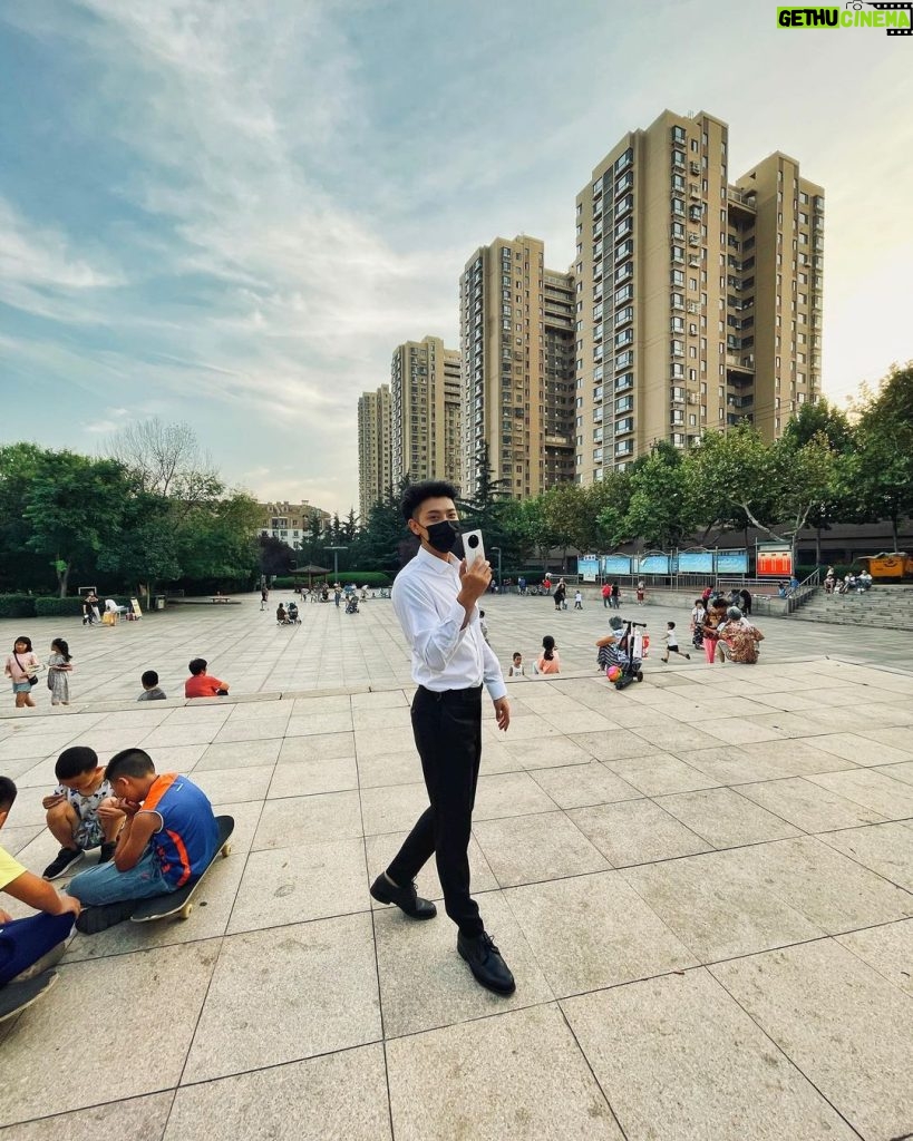 Huang Zitao Instagram - 走到哪里 或 走了多远 也要记得最初的家与最初的心。