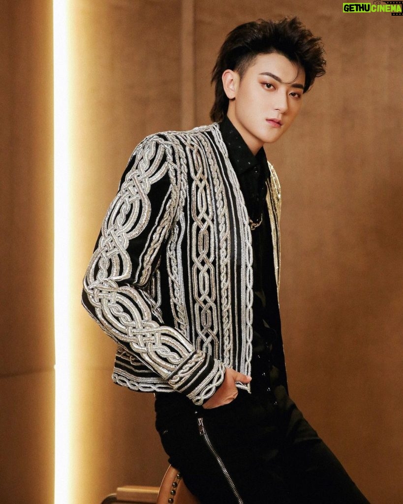 Huang Zitao Instagram - Hi I just finished job otw to airport haha So funny tonight I was so excited I will put the new stage video a later 🉑️🉑️🉑️🐉🐉🐉❤️❤️❤️