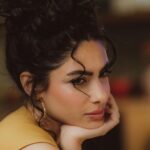 Huda ElMufti Instagram - Hey @mirindaegypt 🫐 BTS My amazing team @sharifftanyous @silviahairstyling 📸 @zad.muhammed11 @eno.tiff