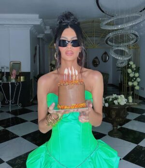 Huda ElMufti Instagram - One year wiser ! 💚🌱🎂🤍🫶🏽

December 6th :) 

@sharifftanyous 
my green dress from @mrskeepaofficial