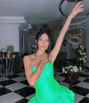 Huda ElMufti Instagram - One year wiser ! 💚🌱🎂🤍🫶🏽

December 6th :) 

@sharifftanyous 
my green dress from @mrskeepaofficial