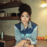 Huda ElMufti Instagram - Hey @mirindaegypt 🫐 BTS My amazing team @sharifftanyous @silviahairstyling 📸 @zad.muhammed11 @eno.tiff