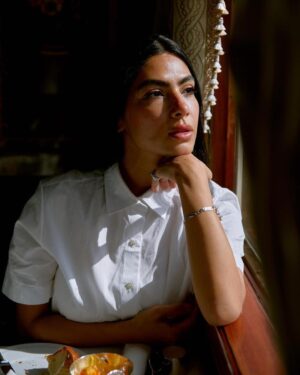 Huda ElMufti Instagram - Off to Cannes with @diorbeauty 🌹🌳❤️‍🔥
Styled by @yasmineeissa 

Swipe for my favorite prestige products from @diorbeauty
Most of my pics by 📸 @morganelay