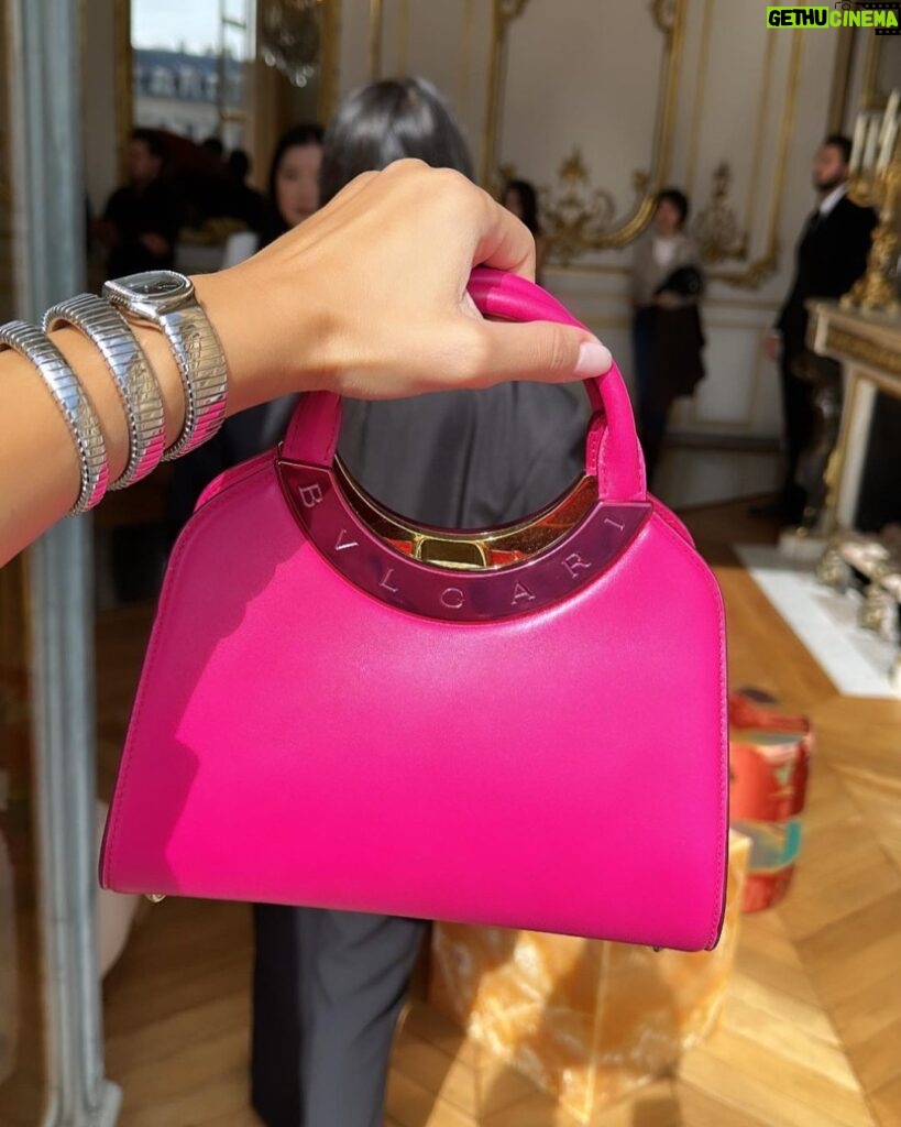 Huda ElMufti Instagram - It was truly a blast getting a first look at the Leather Goods & Accessories Collection for the Spring & Summer 2024 fashion show with @bulgari 🩷🌱 Paris,France