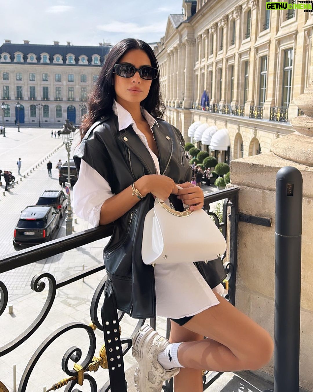 Huda ElMufti Instagram - It was truly a blast getting a first look at the Leather Goods & Accessories Collection for the Spring & Summer 2024 fashion show with @bulgari 🩷🌱 Paris,France