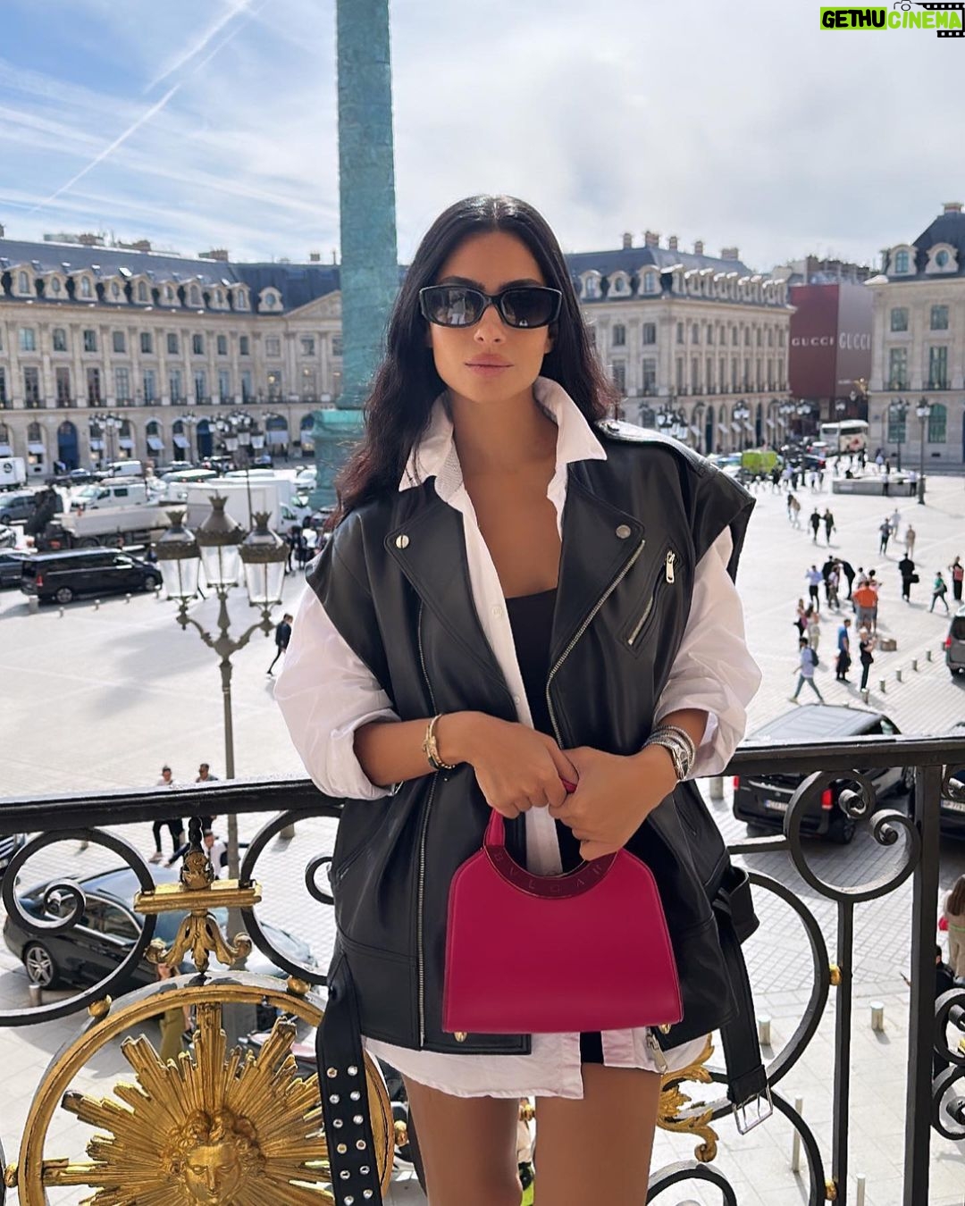 Huda ElMufti Instagram - It was truly a blast getting a first look at the Leather Goods & Accessories Collection for the Spring & Summer 2024 fashion show with @bulgari 🩷🌱 Paris,France