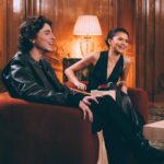 Hugo Travers Instagram – J’ai reçu Zendaya et Timothée Chalamet dans mon interview face cachée, et c’est déjà sur YouTube (lien en bio !) ❤️❤️❤️

Thank you @zendaya @tchalamet for taking the time 🙏🫶

À l’occasion de la sortie de l’excellent Dune partie 2. Lien YouTube dans ma bio. 

Réalisé en collaboration avec @france.tv, et aussi disponible sur leur plateforme 🙏 

Photo : @marie__flmt 
production : @unfoldprod Paris, France