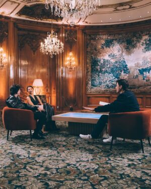 Hugo Travers Instagram - J’ai reçu Zendaya et Timothée Chalamet dans mon interview face cachée, et c’est déjà sur YouTube (lien en bio !) ❤️❤️❤️

Thank you @zendaya @tchalamet for taking the time 🙏🫶

À l’occasion de la sortie de l’excellent Dune partie 2. Lien YouTube dans ma bio. 

Réalisé en collaboration avec @france.tv, et aussi disponible sur leur plateforme 🙏 

Photo : @marie__flmt 
production : @unfoldprod