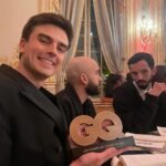 Hugo Travers Instagram – HOMMES DE L’ANNÉE GQ 2023 😳

Très très honoré de faire partie de ce palmarès 🙏 (et une grande première pour moi ces shootings, dans le genre « sortir de sa zone de confort » on est pas mal là) 

J’ai l’immense chance de faire un métier qui me passionne, difficile parfois, mais toujours stimulant, entouré d’une formidable équipe. 

Merci pour votre soutien et votre confiance cette année. ❤️❤️❤️

Un immense merci @gqfrance, merci @pam_boy, pour ce prix, et merci @bigflo @oli_real pour la remise sur scène. 🙏

Crédits : 

Journaliste : adelinegraiscernea
Photographe : @marcelnestler
Styliste : @victor_vergara
Grooming : @mathieuguignaudeau @capsuleagence_hmc
Set design: @castay.s représentées par @_blazeparis
Assistante photo et Digital : @emma_charbo
Assistant styliste : @amorefontaine
Production : @maison_montcalm
