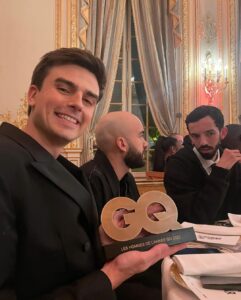 Hugo Travers Instagram - HOMMES DE L’ANNÉE GQ 2023 😳 Très très honoré de faire partie de ce palmarès 🙏 (et une grande première pour moi ces shootings, dans le genre « sortir de sa zone de confort » on est pas mal là) J’ai l’immense chance de faire un métier qui me passionne, difficile parfois, mais toujours stimulant, entouré d’une formidable équipe. Merci pour votre soutien et votre confiance cette année. ❤️❤️❤️ Un immense merci @gqfrance, merci @pam_boy, pour ce prix, et merci @bigflo @oli_real pour la remise sur scène. 🙏 Crédits : Journaliste : adelinegraiscernea Photographe : @marcelnestler Styliste : @victor_vergara Grooming : @mathieuguignaudeau @capsuleagence_hmc Set design: @castay.s représentées par @_blazeparis Assistante photo et Digital : @emma_charbo Assistant styliste : @amorefontaine Production : @maison_montcalm