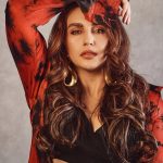 Huma Qureshi Instagram - Painting the town in Maharani colors Styled by @saumyathakur #styledbysaums In Outfit @arokaofficial Jewels @misho_designs Heels @londonrag_in Style Asst. @pareenaaahhh @manisha_vaprani Glam Makeup @ajayvrao721 Hair @umang.artist 📸 @saurabh_sonkar #red #sunday #redhot