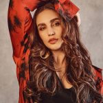 Huma Qureshi Instagram - Painting the town in Maharani colors Styled by @saumyathakur #styledbysaums In Outfit @arokaofficial Jewels @misho_designs Heels @londonrag_in Style Asst. @pareenaaahhh @manisha_vaprani Glam Makeup @ajayvrao721 Hair @umang.artist 📸 @saurabh_sonkar #red #sunday #redhot