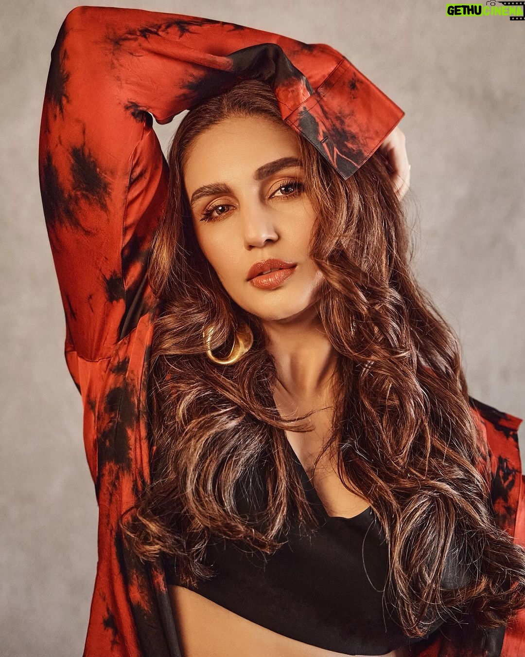 Huma Qureshi Instagram - Painting the town in Maharani colors Styled by @saumyathakur #styledbysaums In Outfit @arokaofficial Jewels @misho_designs Heels @londonrag_in Style Asst. @pareenaaahhh @manisha_vaprani Glam Makeup @ajayvrao721 Hair @umang.artist 📸 @saurabh_sonkar #red #sunday #redhot