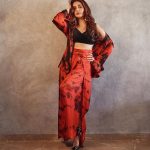 Huma Qureshi Instagram - Painting the town in Maharani colors Styled by @saumyathakur #styledbysaums In Outfit @arokaofficial Jewels @misho_designs Heels @londonrag_in Style Asst. @pareenaaahhh @manisha_vaprani Glam Makeup @ajayvrao721 Hair @umang.artist 📸 @saurabh_sonkar #red #sunday #redhot