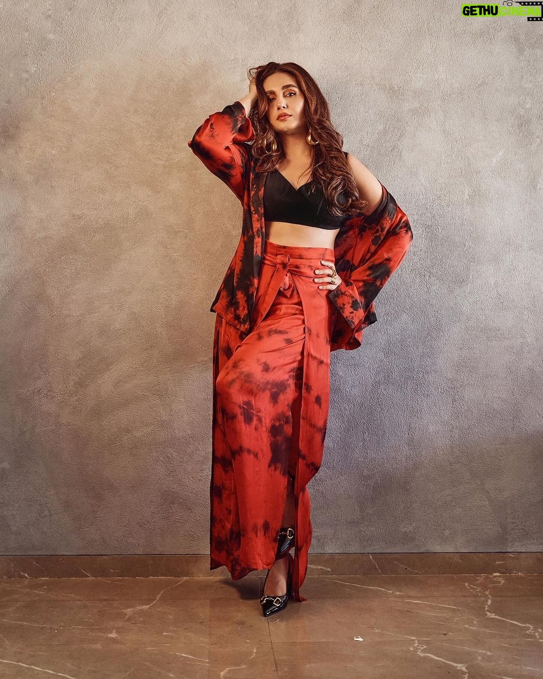 Huma Qureshi Instagram - Painting the town in Maharani colors Styled by @saumyathakur #styledbysaums In Outfit @arokaofficial Jewels @misho_designs Heels @londonrag_in Style Asst. @pareenaaahhh @manisha_vaprani Glam Makeup @ajayvrao721 Hair @umang.artist 📸 @saurabh_sonkar #red #sunday #redhot