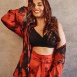 Huma Qureshi Instagram - Painting the town in Maharani colors Styled by @saumyathakur #styledbysaums In Outfit @arokaofficial Jewels @misho_designs Heels @londonrag_in Style Asst. @pareenaaahhh @manisha_vaprani Glam Makeup @ajayvrao721 Hair @umang.artist 📸 @saurabh_sonkar #red #sunday #redhot