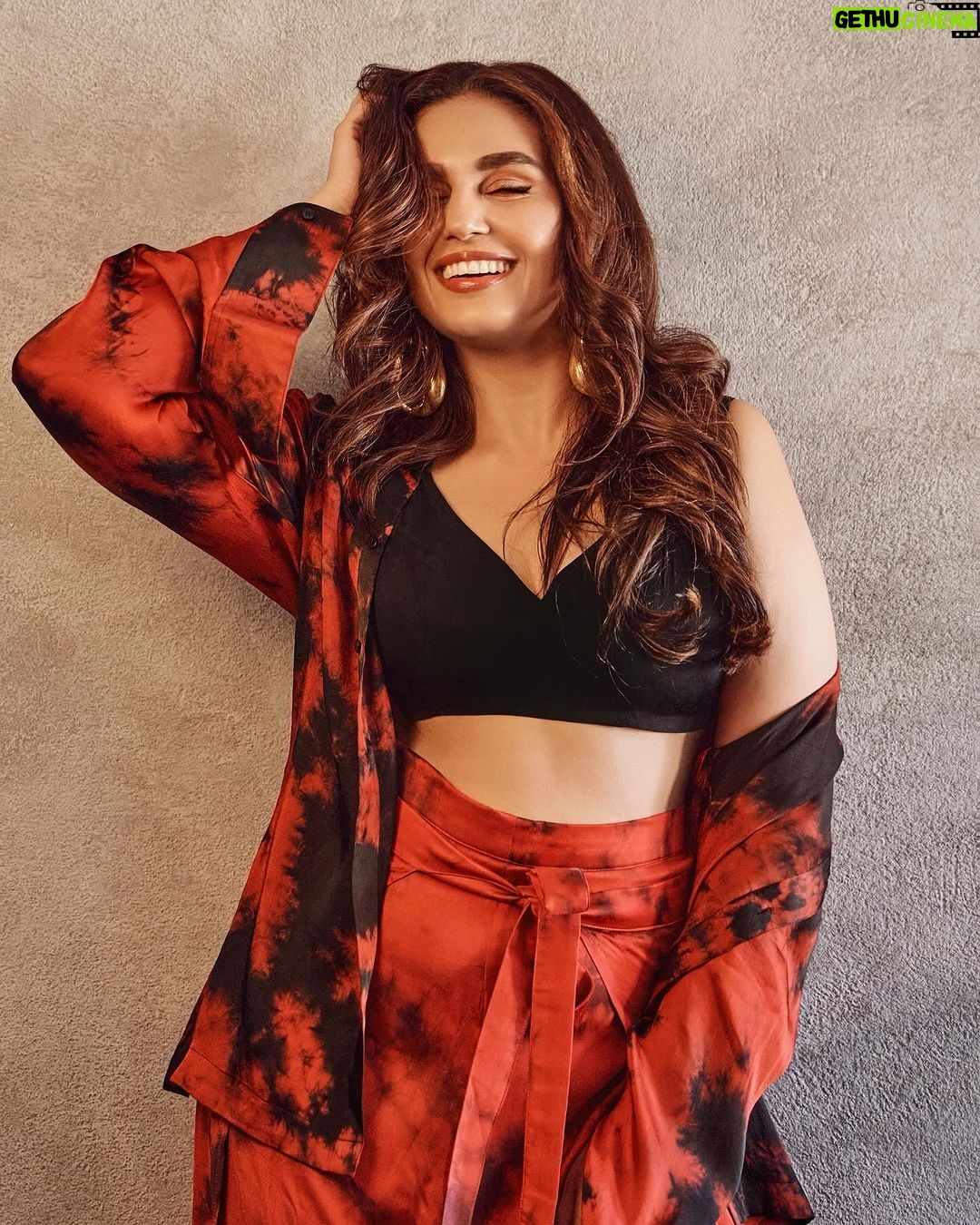 Huma Qureshi Instagram - Painting the town in Maharani colors Styled by @saumyathakur #styledbysaums In Outfit @arokaofficial Jewels @misho_designs Heels @londonrag_in Style Asst. @pareenaaahhh @manisha_vaprani Glam Makeup @ajayvrao721 Hair @umang.artist 📸 @saurabh_sonkar #red #sunday #redhot