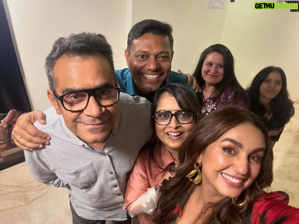 Huma Qureshi Instagram - So much love for this team .. the best people #Maharani ❤️ thank you @sirsubhashkapoor for this .. this has been the best experience of my life. We all worked hard for this … now it’s all yours dear audience!!! All I can say is THANK YOU and wait till the end … Rani Ka Badla #love #gratitude #blessed @dkh09 @jollynarenkumar @veerakapuree @ishikka_kumari @amit.sial @dibyenduofficial @sonylivindia @kangratalkies