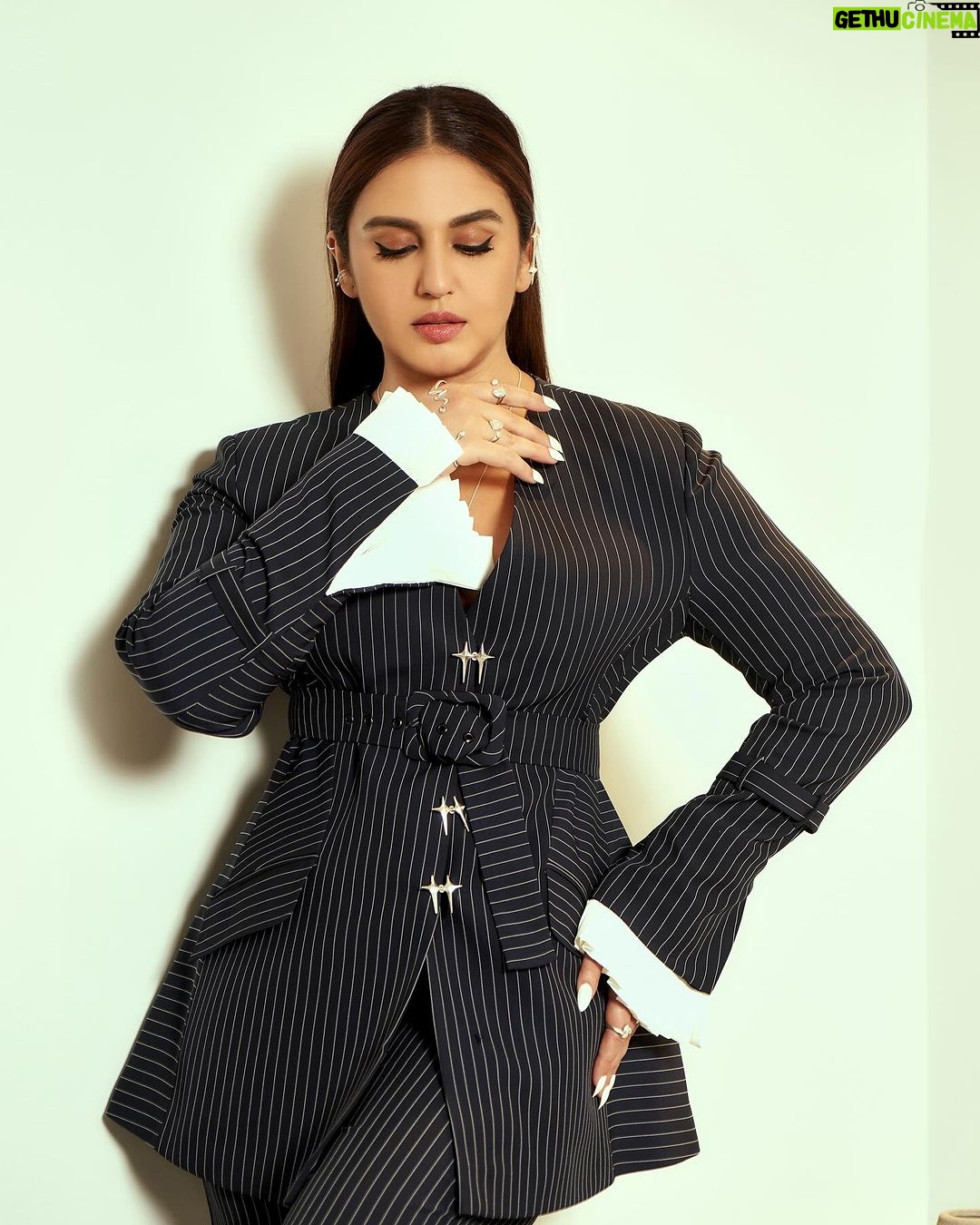 Huma Qureshi Instagram - Kicking off Maharani Promotions⦠Day 1 š„ #maharani #slay #queen #trending #boom Styled by @sanamratansi Wearing a custom made pantsuit by @seraphinedesignstudio Jewels @eskae.atelier Team @sanjamkaur92 @jannat__r