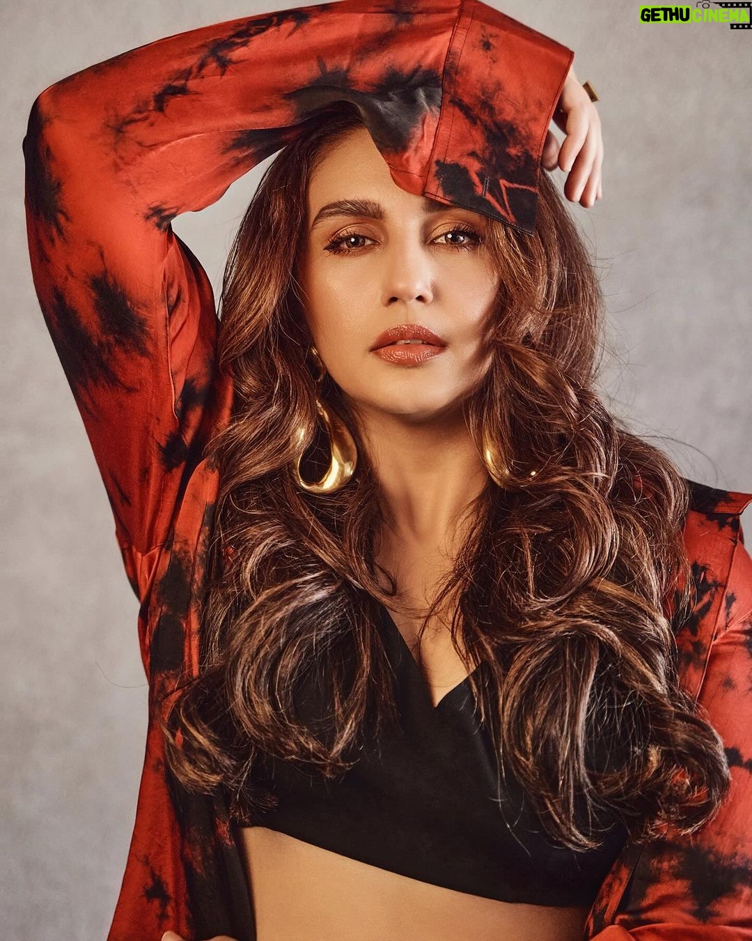 Huma Qureshi Instagram - Painting the town in Maharani colors Styled by @saumyathakur #styledbysaums In Outfit @arokaofficial Jewels @misho_designs Heels @londonrag_in Style Asst. @pareenaaahhh @manisha_vaprani Glam Makeup @ajayvrao721 Hair @umang.artist 📸 @saurabh_sonkar #red #sunday #redhot
