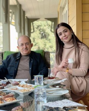 Humaima Malick Instagram - The man behind the world famous Turkish series, “Diriliş Ertuğrul”. Sir, thank you so much for your hospitality 🙏.
.
.
.
@dirilisdizisi 
@kemal_tekden 
@tekdenfilm