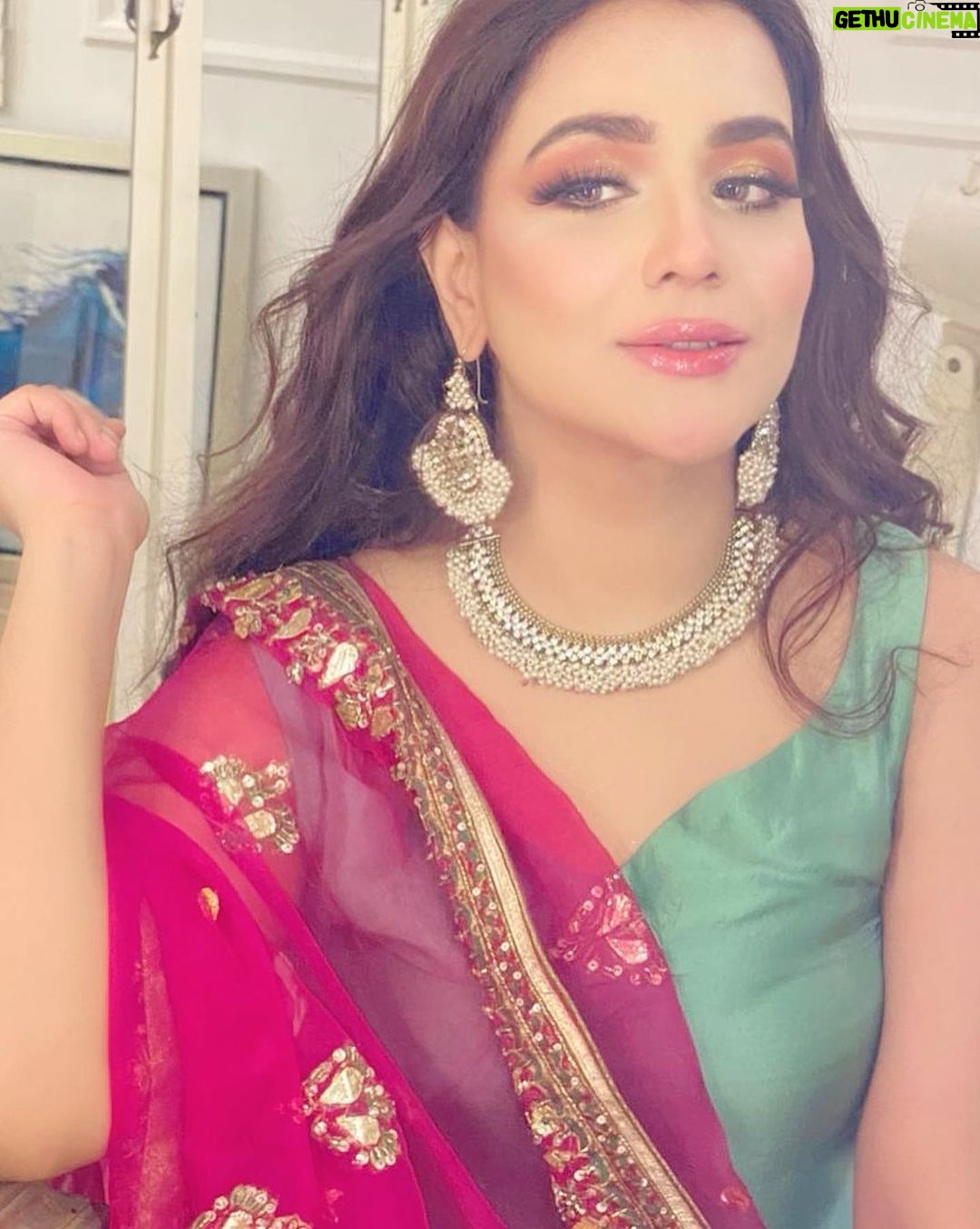 Humaima Malick Instagram - کیا ہر کوئ تم سا ہے، یا سارا جہاں تم ہو 🕊