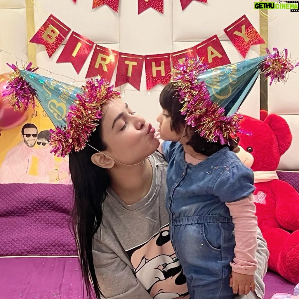 Humaima Malick Instagram - On this special day, I want you to know how much joy and happiness you bring into our lives. Happy birthday,Amaji you are very very special for your mum and for your dad …. And we are so grateful to Allah he gave us you …. May you continue to be this wonderful pure hearted child, may you always respect and love your parents may you never ever see any hardships in life. May Allah keep you close to your loving mother and brave father. May you always be the happiest girl and the bravest of all …. Thankyou Allah for giving us this little princess who is the queen of our hearts may he keep you in afiyat always :) Love phupho ❤ maima ! please everyone say MashAllah 🥰