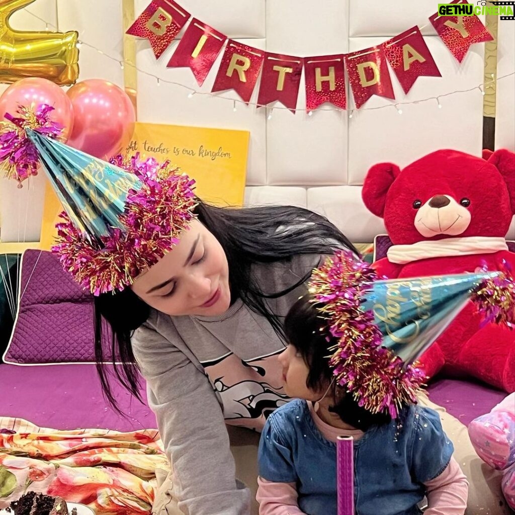 Humaima Malick Instagram - On this special day, I want you to know how much joy and happiness you bring into our lives. Happy birthday,Amaji you are very very special for your mum and for your dad …. And we are so grateful to Allah he gave us you …. May you continue to be this wonderful pure hearted child, may you always respect and love your parents may you never ever see any hardships in life. May Allah keep you close to your loving mother and brave father. May you always be the happiest girl and the bravest of all …. Thankyou Allah for giving us this little princess who is the queen of our hearts may he keep you in afiyat always :) Love phupho ❤ maima ! please everyone say MashAllah 🥰