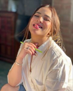Humaima Malick Instagram - Hello haters , I missed you today ! 🤪💋