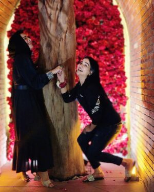 Humaima Malick Instagram - Koi khushi tumharay bina puri nahee … koi gham tumsey Mera chupah nahee … har waqt acha yah bura Tumney Mera saath dia .. choti behan ho k Bhi Tumney hamesha bara ban k Mujhey sumbhala …. Dua jasi dua ban k rahi … yah pictures sirf kuch meethi hain Lakin tum tu Meri shukar or sugar sey bhari duniya ho meri phehli sehali … meri himmat meri reality meri pyari dua I will always look up to you my strongest sister my soul sister my own sister I love you so much that a post can never do justice @duamalik