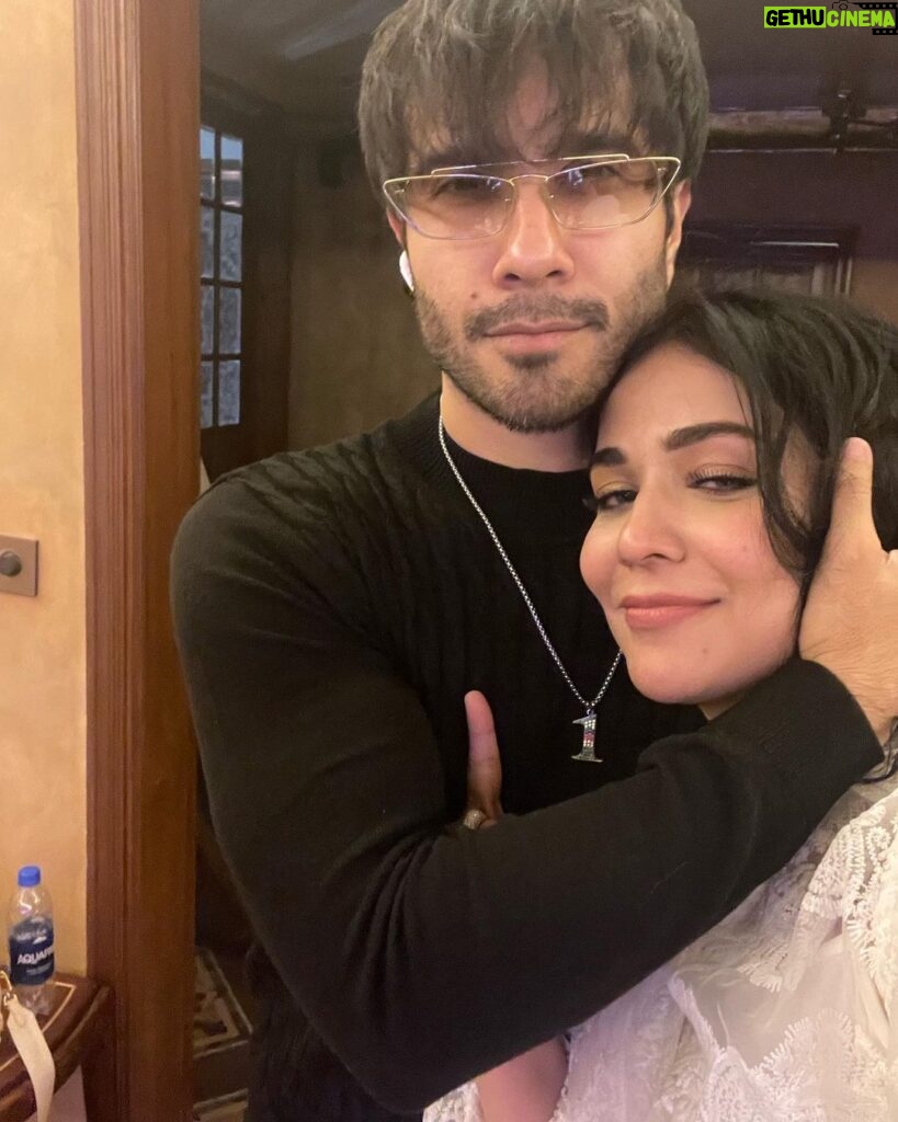 Humaima Malick Instagram - Allah Allah Allah ❤ May Allah give all of us happiness and peace this coming year … may we all become better human than we are … welcoming this new year with a lot of Dua’s and positivity :) @ferozekhan May Allah always protect our loved ones and keep them happy healthy alive with all of us ameen ! #saymashallah