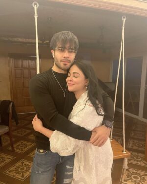 Humaima Malick Instagram - Allah Allah Allah ❤️ May Allah give all of us happiness and peace this coming year … may we all become better human than we are … welcoming this new year with a lot of Dua’s and positivity :) @ferozekhan May Allah always protect our loved ones and keep them happy healthy alive with all of us ameen ! #saymashallah