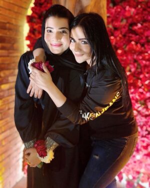 Humaima Malick Instagram - Koi khushi tumharay bina puri nahee … koi gham tumsey Mera chupah nahee … har waqt acha yah bura Tumney Mera saath dia .. choti behan ho k Bhi Tumney hamesha bara ban k Mujhey sumbhala …. Dua jasi dua ban k rahi … yah pictures sirf kuch meethi hain Lakin tum tu Meri shukar or sugar sey bhari duniya ho meri phehli sehali … meri himmat meri reality meri pyari dua I will always look up to you my strongest sister my soul sister my own sister I love you so much that a post can never do justice @duamalik