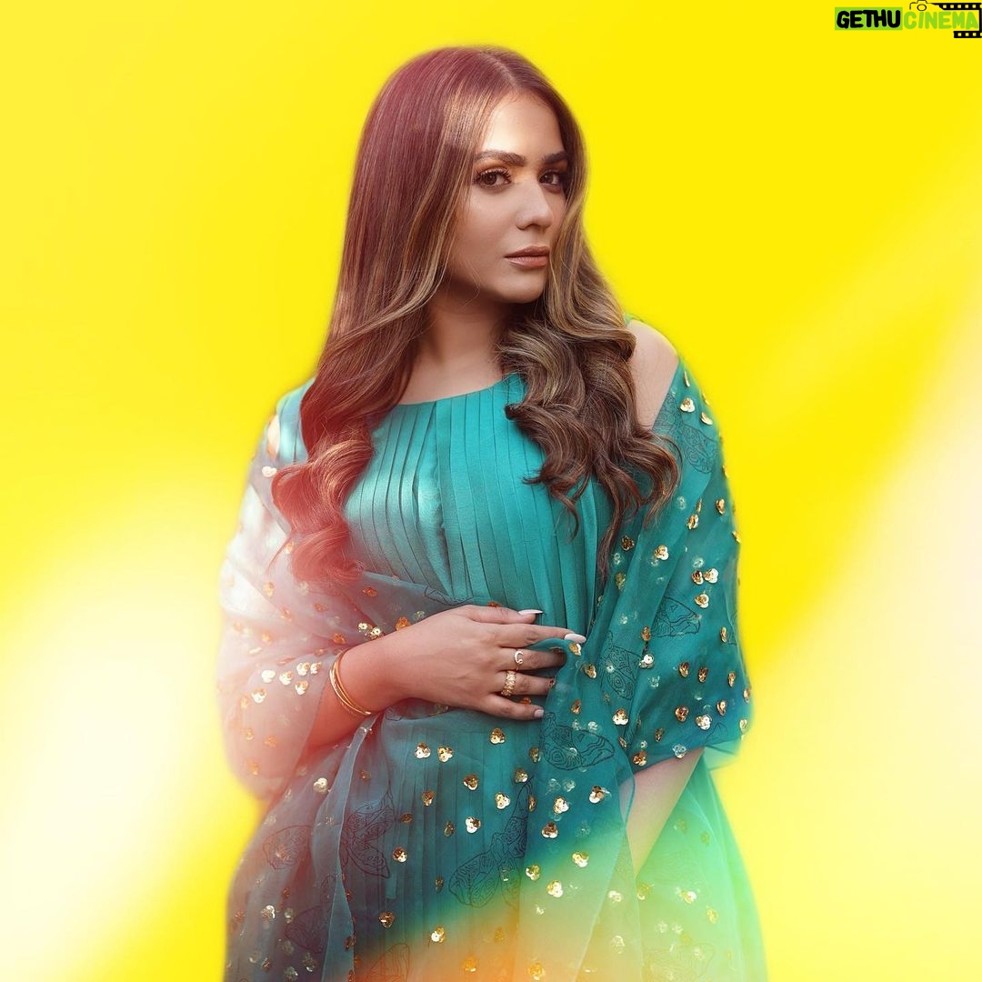 Humaima Malick Instagram - Sunshine in my mind ☀️ Wearing @museluxe Styled by @rida_aurangzaib Makeup done by: @humzak.makeup