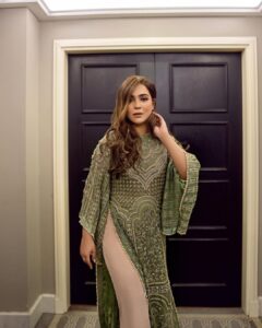 Humaima Malick Instagram - I’m the talk of Angels 💋 @sairashakira @tahira_makeup_art @haiyab