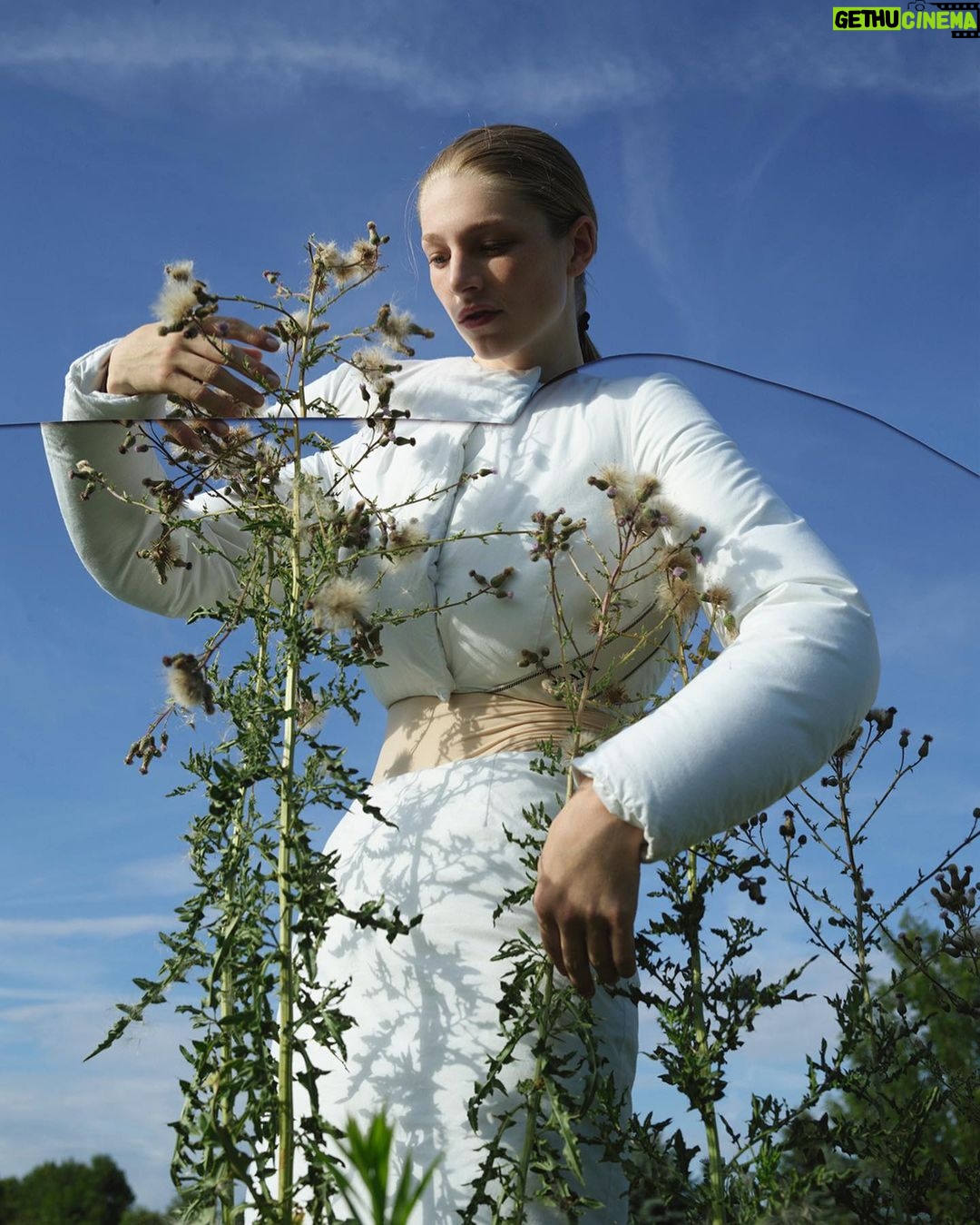 Hunter Schafer Instagram - @vivianesassenstudio @anothermagazine 🫁❣️🦷 Photography by @vivianesassenstudio Styling by @katieshillingford Hunter Schafer in conversation with Viviane Sassen, introduced by #HannahLack Editor-in-chief @susannahfrankel Art direction by @sarahjaynetodd_ Hair and make-up by @irena.ruben Casting by @gkldprojects Set design by #PeterBaum Production by @zoe__tomlinson and @broodlosekunst