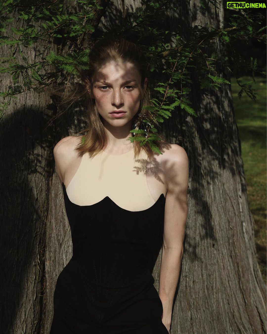 Hunter Schafer Instagram - @vivianesassenstudio @anothermagazine 🫁❣️🦷 Photography by @vivianesassenstudio Styling by @katieshillingford Hunter Schafer in conversation with Viviane Sassen, introduced by #HannahLack Editor-in-chief @susannahfrankel Art direction by @sarahjaynetodd_ Hair and make-up by @irena.ruben Casting by @gkldprojects Set design by #PeterBaum Production by @zoe__tomlinson and @broodlosekunst