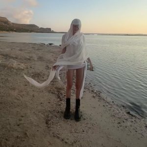 Hunter Schafer Instagram - got stung by a bee for the SECOND time in my life today !