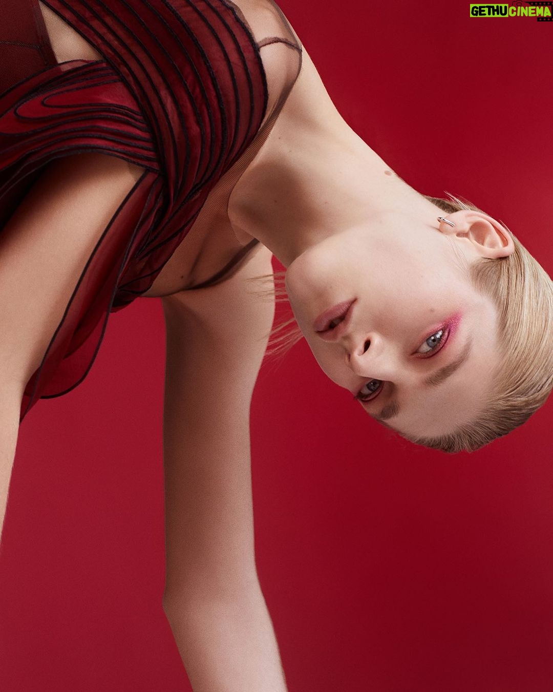 Hunter Schafer Instagram - seeing π©Έβ€οΈβπ₯π <3 new @shiseido POP powdergel eye shadow out now #ColorAmplified #shiseidoxhunter #ad