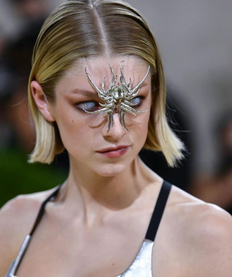Hunter Schafer Instagram - first time at the met 👁👄👁 congrats @adalioryn on your jewelry debut!! thank you @prada @shiseido @sandyganzer @luxurylaw @lacyredway @sojinails @metcostumeinstitute