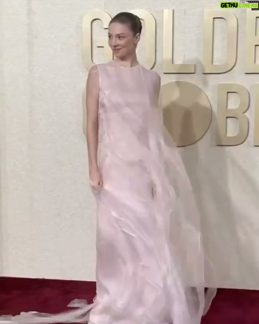 Hunter Schafer Instagram - golden globes 🌬️🤍