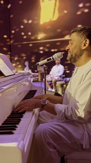 Hussain Al Jassmi Instagram - تبعدني .. وتدنيني 

#الكويت 
#مهرجان_ليلة_عمر 
#rehearsal