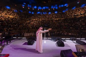 Hussain Al Jassmi Instagram - ‏غنّينا المحبة، وأنشدنا حب الأردن، وهتفنا لبيرقها العالي وللحسين عريس الأردن الغالي بكل فخر 🇯🇴🤍🇦🇪
‏ 
‏سهرة فرح استثنائية فخمة الحضور والتفاعل، أظهرت جمال مشاعر النشامى بلوحات الفرح 
‏الله يديم علينا وعليكم الأفراح والمسرّات 

‏ ⁧‫#نفرح_بالحسين‬⁩ 
‏⁧‫#الامارات‬⁩ ⁧‫#الأردن‬⁩