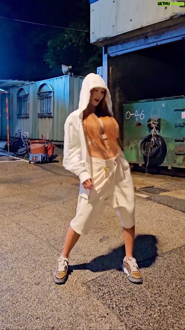 Hyolyn Instagram - 오늘같은밤엔 효린이가 추는 @lee_hyolee 효리언니의 #후디에반바지 🩵 우리 다 같이 후디에 반바지 입고 당당하게 걸어가요! 멋진 효리언니 좋은 음악, 위로 감사합니다!🥲