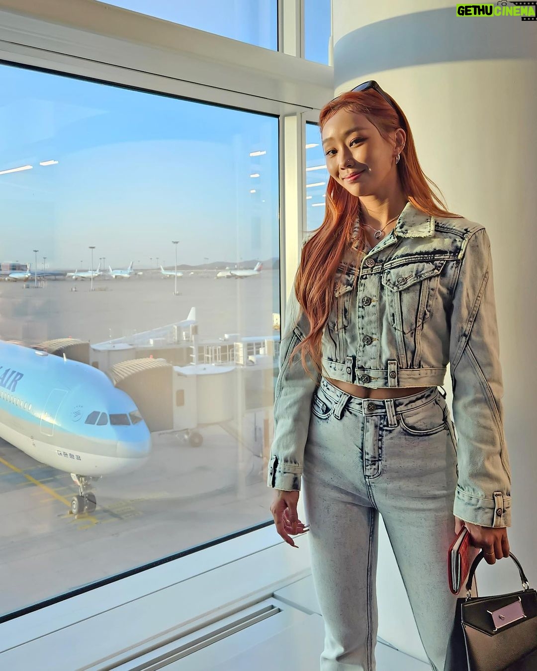 Hyolyn Instagram - Let’s Kcon! Saudi Arabia! Missed you guys! See you tmr Saudi BAE~~~~~💋