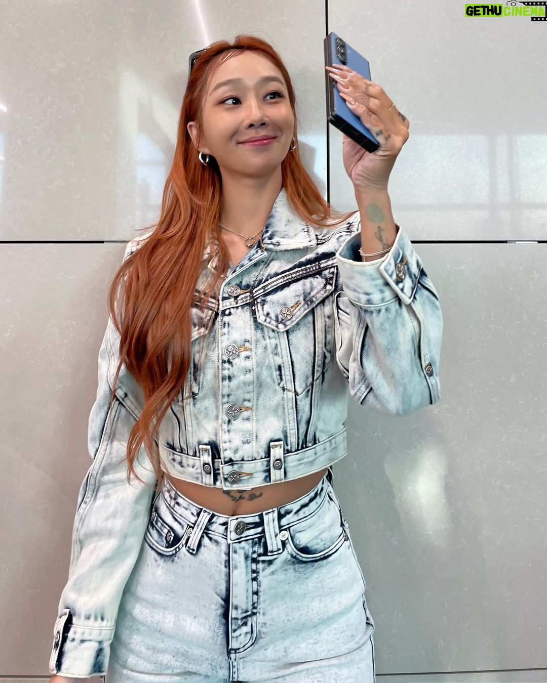 Hyolyn Instagram - Let’s Kcon! Saudi Arabia! Missed you guys! See you tmr Saudi BAE~~~~~💋