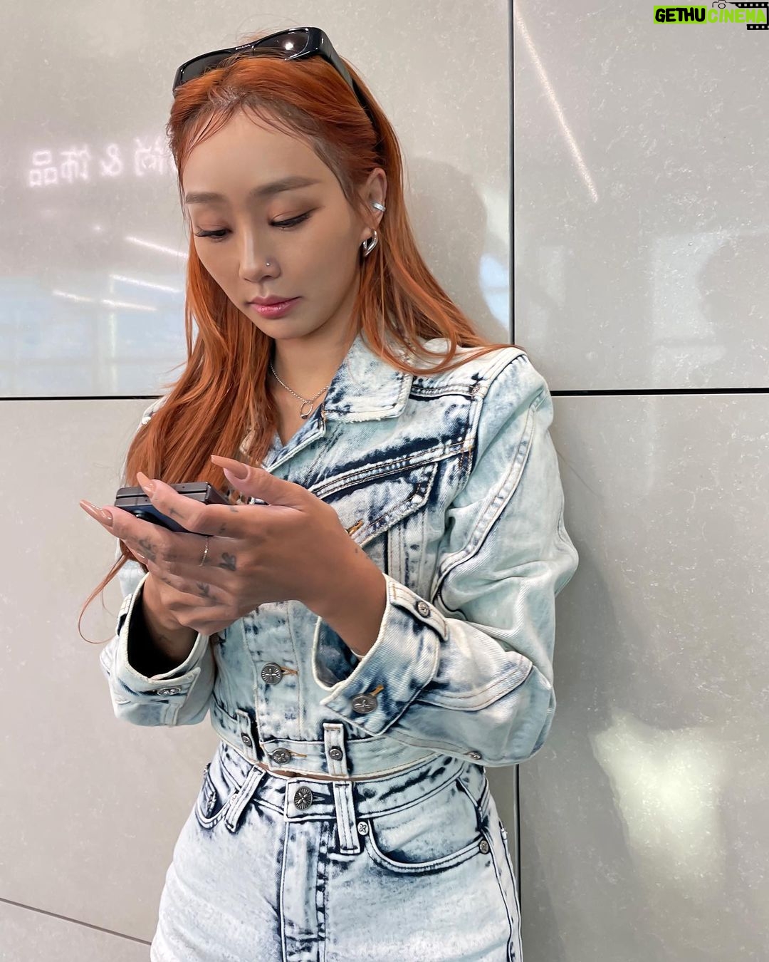 Hyolyn Instagram - Let’s Kcon! Saudi Arabia! Missed you guys! See you tmr Saudi BAE~~~~~💋