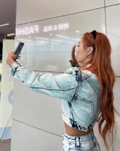 Hyolyn Instagram - Let’s Kcon! Saudi Arabia! Missed you guys! See you tmr Saudi BAE~~~~~💋