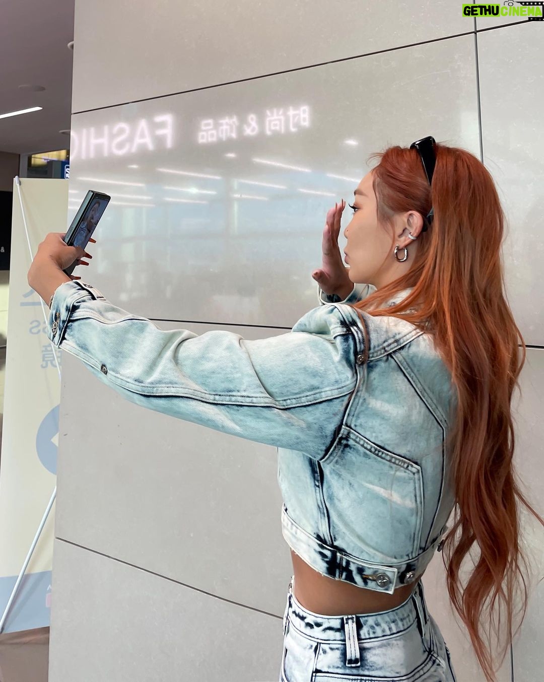 Hyolyn Instagram - Let’s Kcon! Saudi Arabia! Missed you guys! See you tmr Saudi BAE~~~~~💋