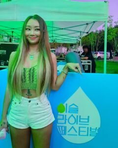 Hyolyn Instagram - 우와…오늘은 이슬라이브 soju💚